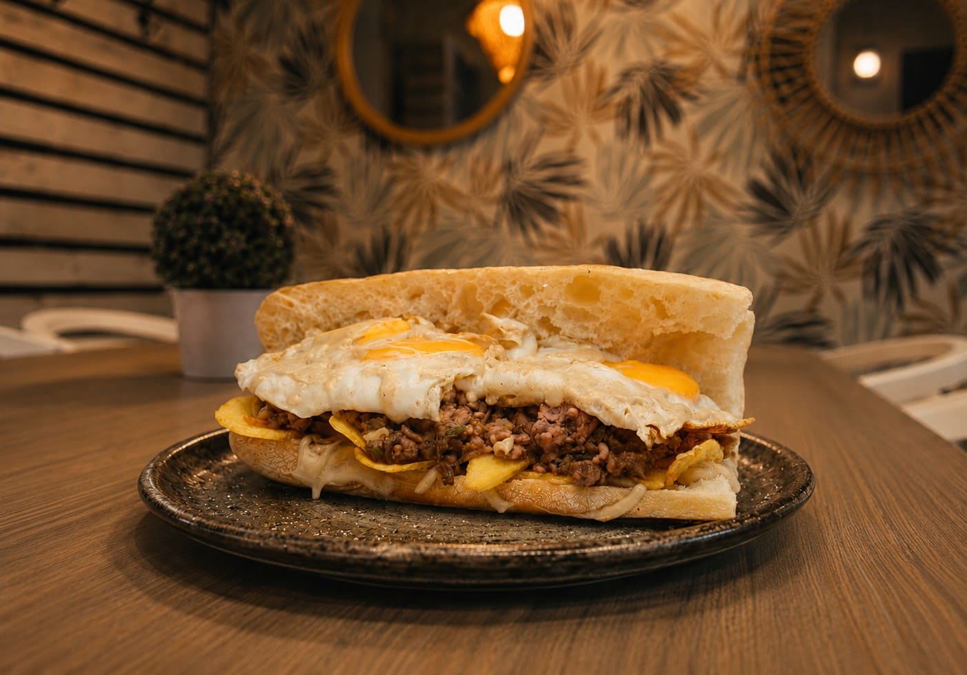 Bocadillo premiado de Terreta con embotit llirià y mayonesa de ajo negro